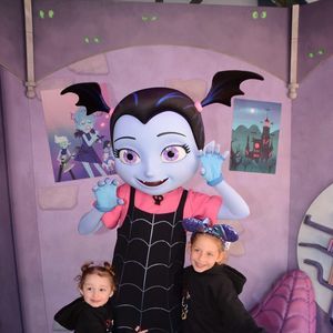 Meet your Posher, Elizabeth